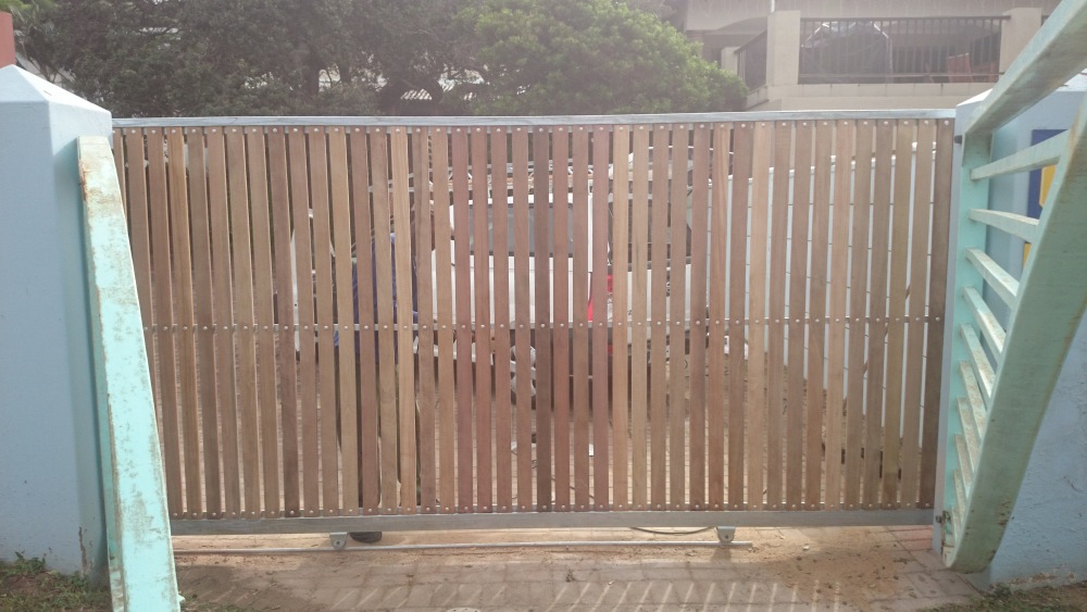 Driveway gate clad in balau wood (1/3)